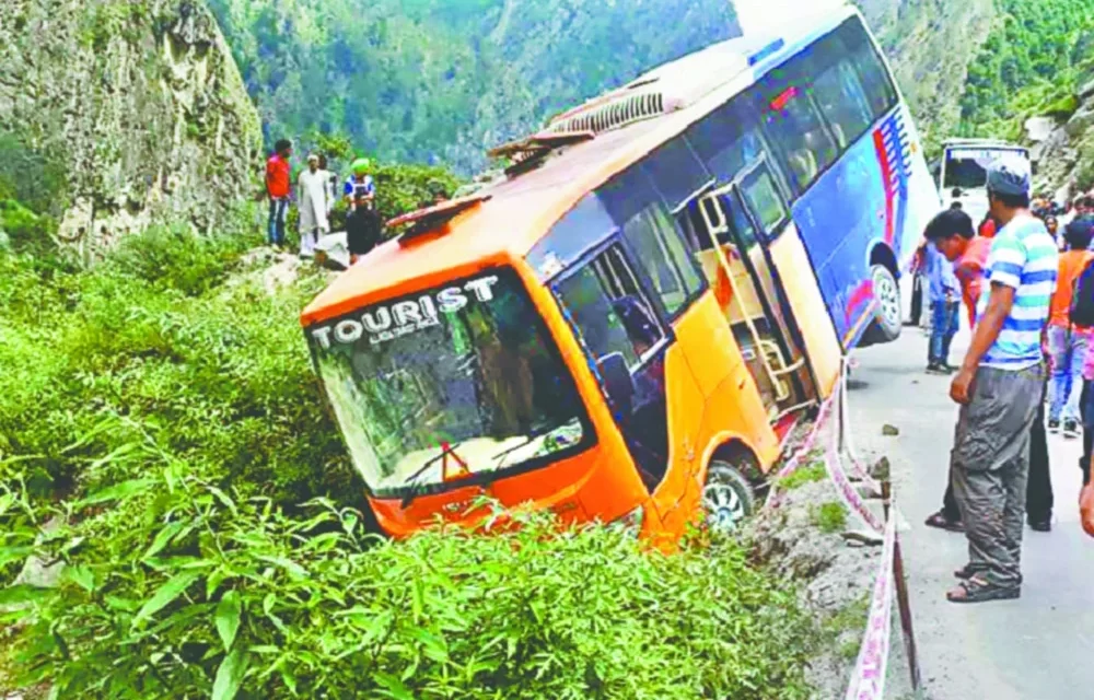 Accident: बदरीनाथ जा रही 28 तीर्थयात्रियों से भरी बस दीवार से टकराई, चालक बेहोश, डरे सहमे घायलों को निकाला