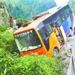 Accident: बदरीनाथ जा रही 28 तीर्थयात्रियों से भरी बस दीवार से टकराई, चालक बेहोश, डरे सहमे घायलों को निकाला