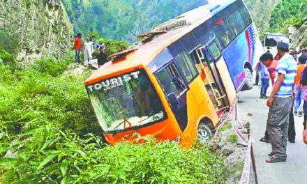Accident: बदरीनाथ जा रही 28 तीर्थयात्रियों से भरी बस दीवार से टकराई, चालक बेहोश, डरे सहमे घायलों को निकाला