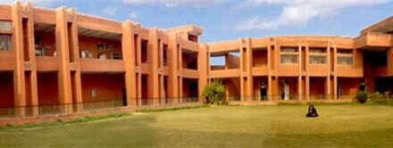 दिल्ली के साउथ कैम्पस स्थित रामलाल आनंद कॉलेज के ऑडिटोरियम में लगी आग